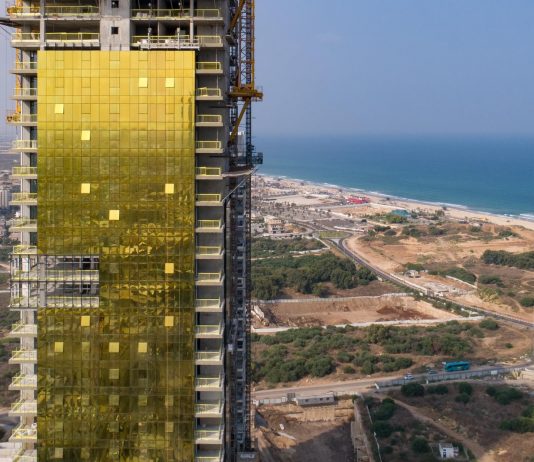 גם אתם יכולים להיות בעלים של דירת מיני פנטהאוז 5 חדרים בקומות הגבוהות עם נוף פתוח לים – החל מ- 3,499,000 ₪ מגדל לייטהאוס בת ים רק 500 מ' מהחוף!
