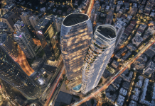 מהקאפיטל גייט באבו-דאבי למגדלי הנחושת בניו יורק, מגדלי הפאר משתלטים על קו הרקיע בערים הנחשקות בעולם. ומה בישראל? פרויקט Exchange Ramat Gan, מגדל המגורים היוקרתי ברמת גן, המתנשא לגובה 55 קומות ממשיך לשבור שיאים.